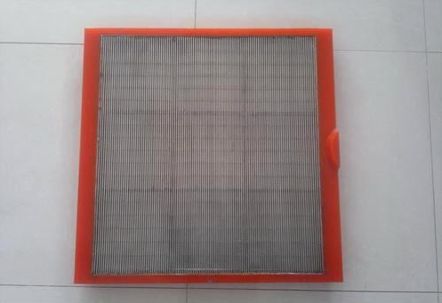Polyurethane-edged stainless steel screen plates (see figure below).